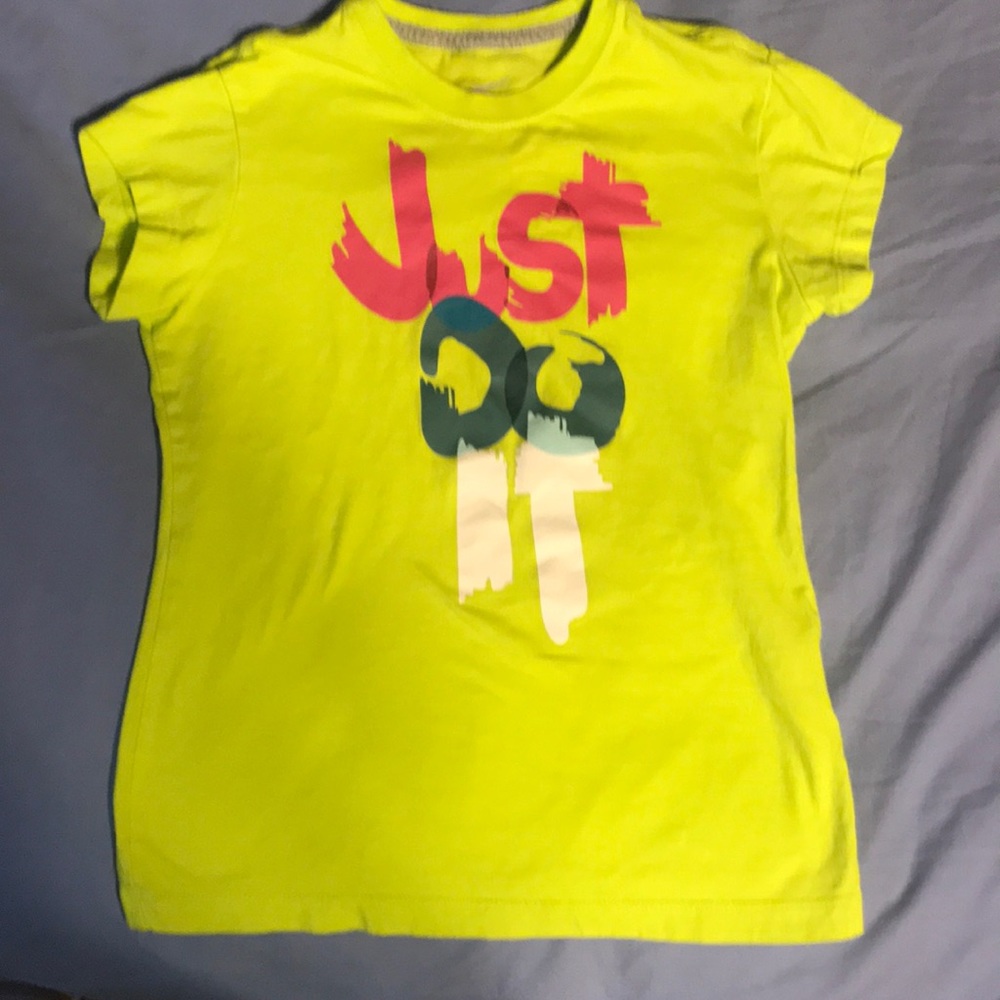 Girls Nike Tee size S (8-10)